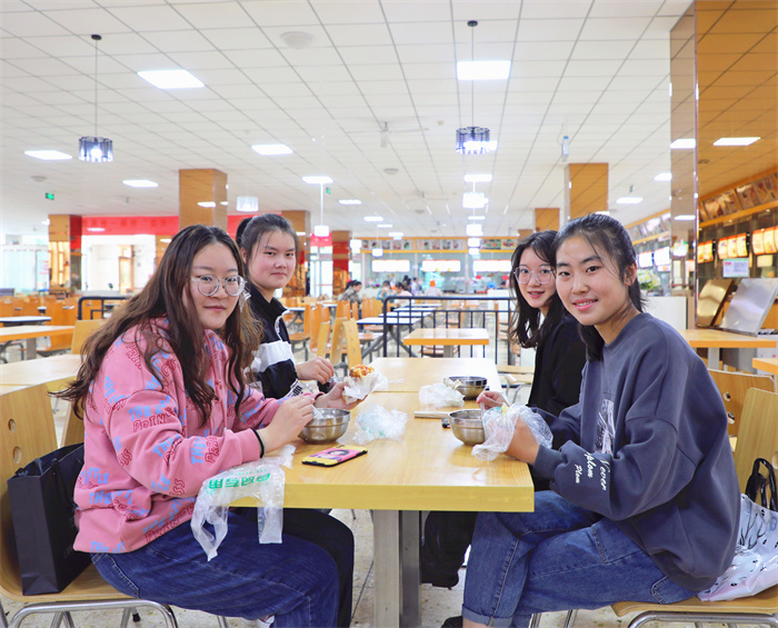 万象城allwincity官网学生在二号服务中心就餐1.jpg
